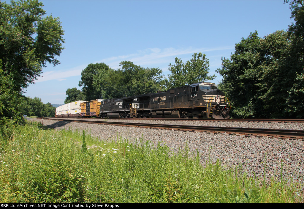 NS 4174 leads train 20K East